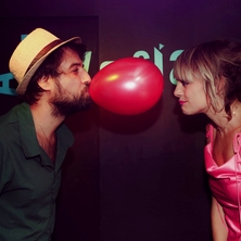 Risa Viva con Escandar Algeet and Mar&iacute;a Nieto